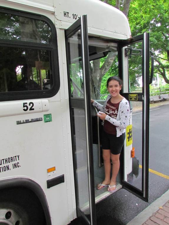 Pegando ônibus em Edgartown, em Marta´s Vineyard, ao sul de Cape Cod, litoral de Massachusetts, nos Estados Unidos